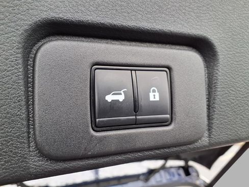 Certified 2025 Nissan Rogue SV image 28