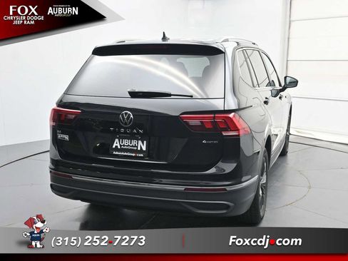 Used 2024 Volkswagen Tiguan SE w/ Panoramic Sunroof Package AWD/4WD image 4