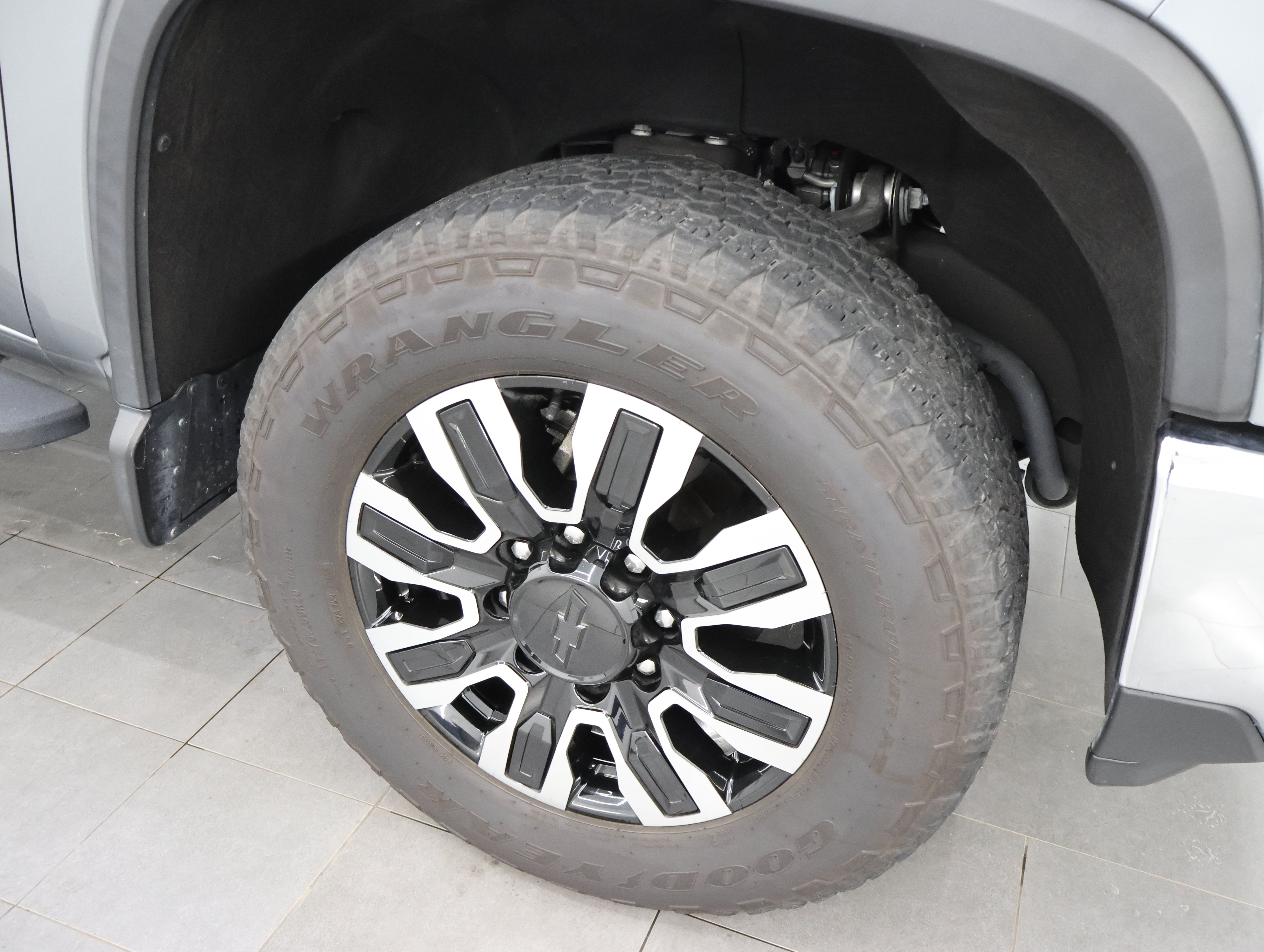 Used 2024 Chevrolet Silverado 2500 LT AWD/4WD image 3
