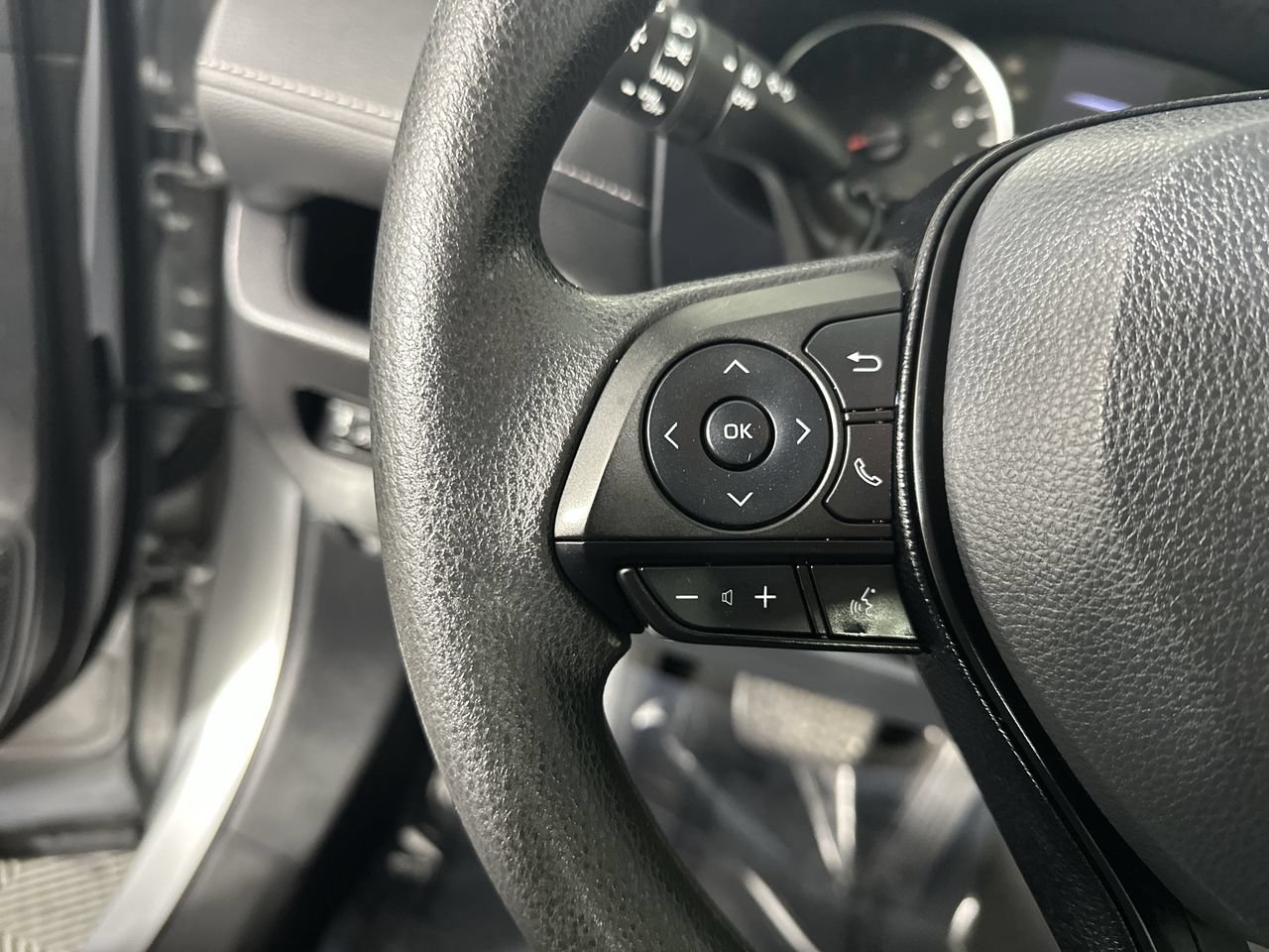Used 2021 Toyota RAV4 XLE w/ Carpet Mat Package (TMS) FWD image 6