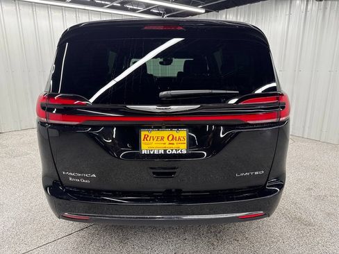Used 2026 Chrysler Pacifica Limited w/ Uconnect Theater Family Group FWD image 5