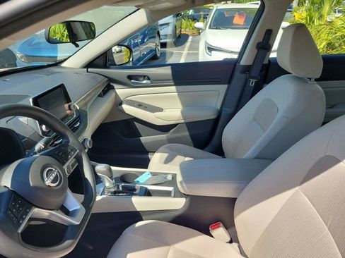 Used 2025 Nissan Altima 2.5 SV image 10