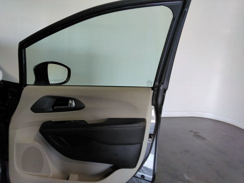 Used 2023 Chrysler Pacifica Touring-L image 38