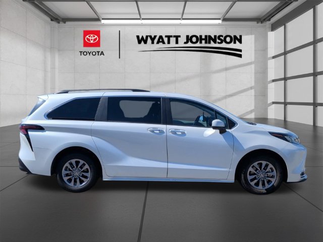 Certified 2024 Toyota Sienna XLE FWD image 8