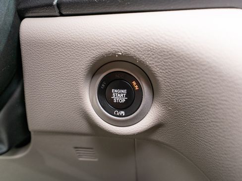 Used 2023 Chrysler Pacifica Touring-L FWD image 28