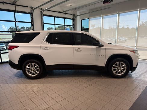Used 2021 Chevrolet Traverse LS w/ LPO, Black Accent Package FWD image 6