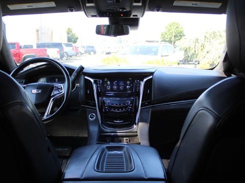 Used 2018 Cadillac Escalade Platinum AWD/4WD image 24