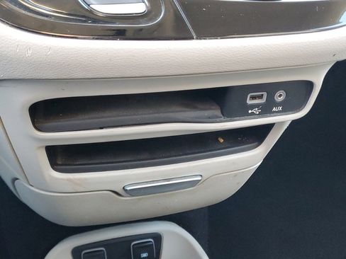 Used 2017 Chrysler Pacifica Touring-L image 25