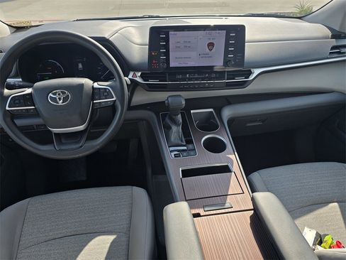 Used 2021 Toyota Sienna LE image 14