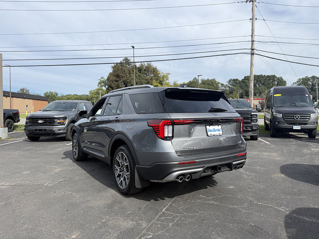 Used 2025 Ford Explorer Platinum w/ Ultimate Package AWD/4WD image 5