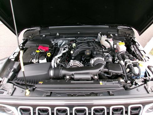 Certified 2025 Jeep Wrangler Unlimited Sahara w/ Safety Group AWD/4WD image 19