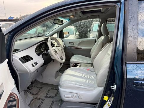 Used 2012 Toyota Sienna XLE image 8