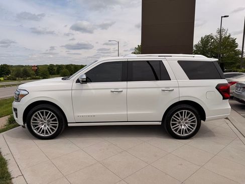 Used 2022 Ford Expedition Platinum AWD/4WD image 2