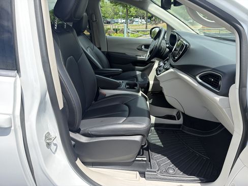 Used 2024 Chrysler Pacifica Touring-L FWD image 31
