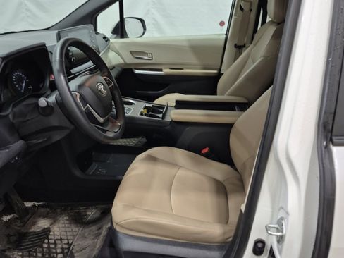 Used 2021 Toyota Sienna XLE image 9