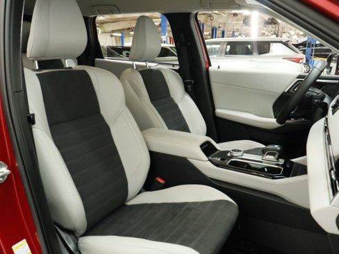 Used 2025 Mitsubishi Outlander SE FWD image 23