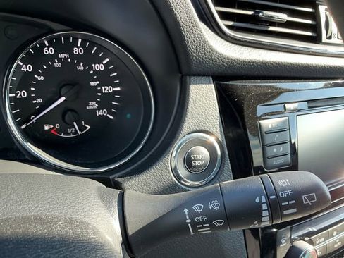 Used 2018 Nissan Rogue SV image 23