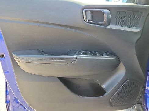 Used 2023 Hyundai Venue Limited FWD image 12