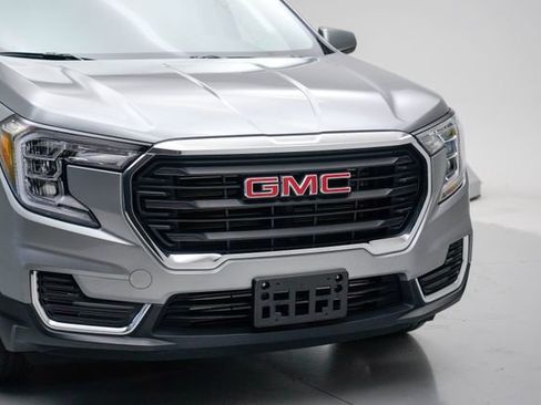 Used 2023 GMC Terrain SLE w/ Driver Convenience Package FWD image 24