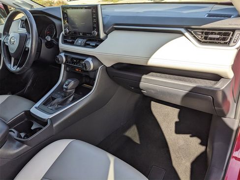 Used 2019 Toyota RAV4 XLE Premium image 17