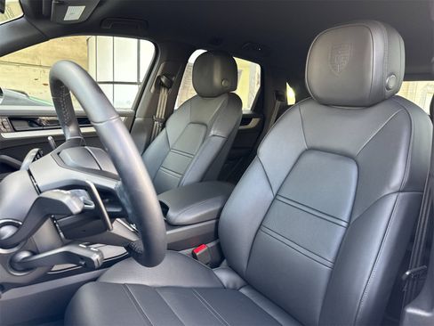 Used 2025 Porsche Cayenne image 5