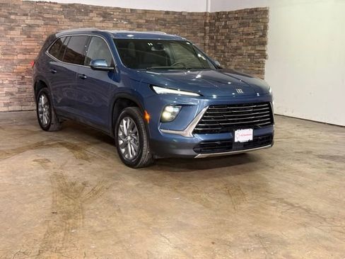 Used 2025 Buick Enclave Preferred AWD/4WD image 3