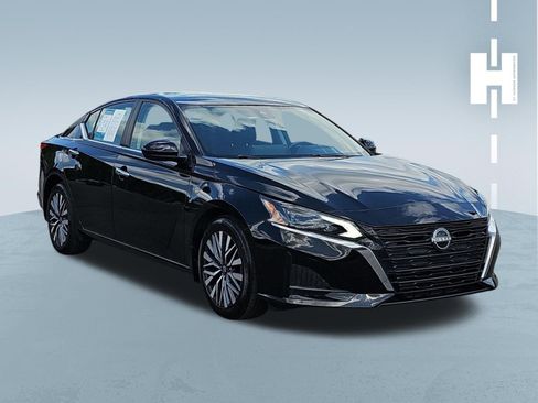 Used 2023 Nissan Altima 2.5 SV w/ SV Premium Package image 1