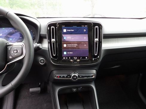 New 2025 Volvo XC40 B5 Core w/ Protection Package Premier image 18