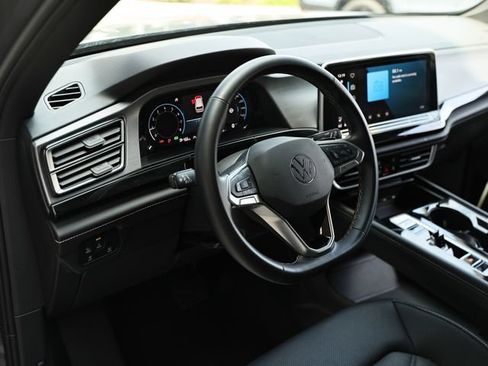 Used 2025 Volkswagen Atlas Cross Sport SE AWD/4WD image 19