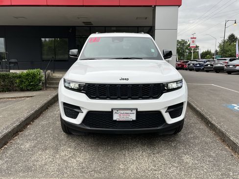 Used 2023 Jeep Grand Cherokee Altitude AWD/4WD image 2