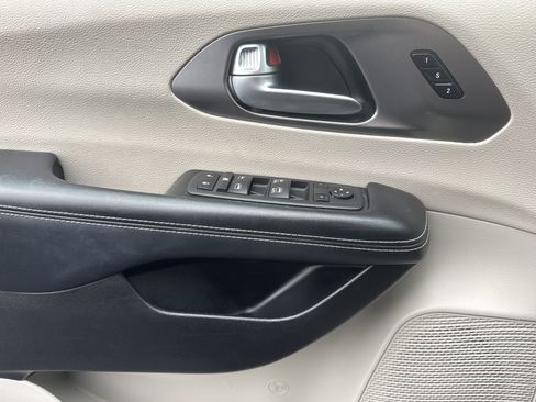 Used 2022 Chrysler Pacifica Touring-L image 19