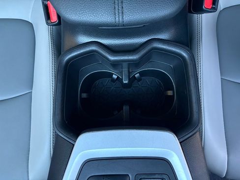 Used 2022 Toyota RAV4 XLE Premium image 21