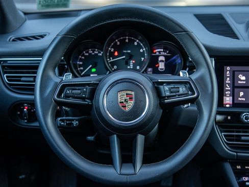 Certified 2025 Porsche Macan image 13