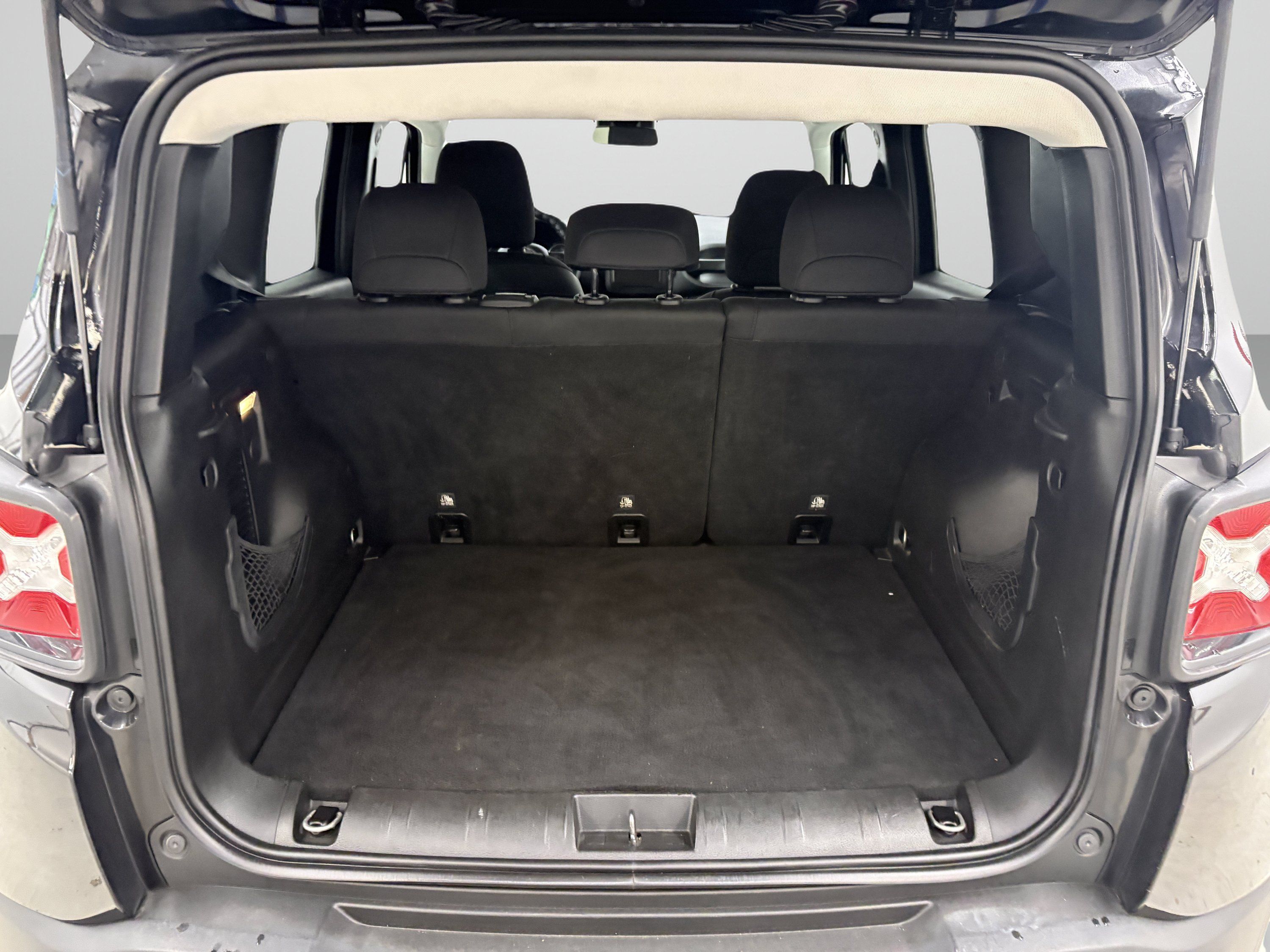 Used 2019 Jeep Renegade Altitude w/ Quick Order Package 2XM FWD image 9