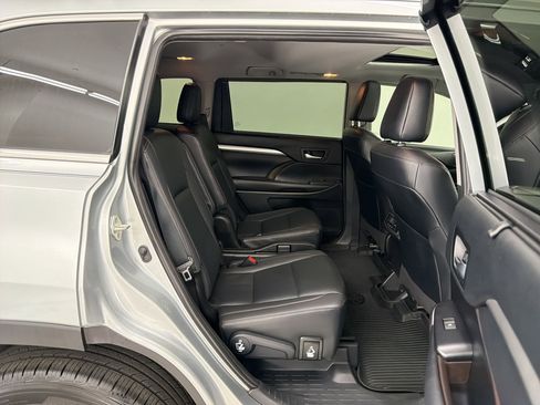 Used 2019 Toyota Highlander XLE FWD image 28