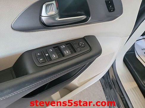 Used 2023 Chrysler Pacifica Touring-L FWD image 12