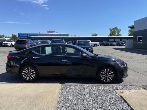 Used 2024 Nissan Altima 2.5 SV FWD image 8