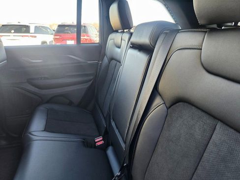 Used 2025 Jeep Grand Cherokee Altitude image 8