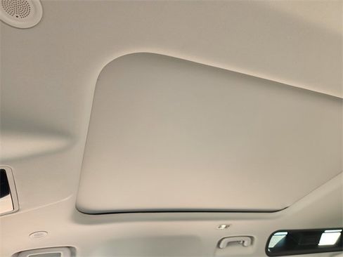 New 2026 Land Rover Defender 110 X-Dynamic SE image 18