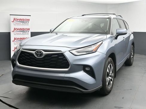 Used 2023 Toyota Highlander XLE FWD image 4