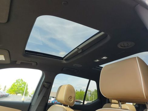 Used 2023 Chevrolet Traverse Premier AWD/4WD image 7