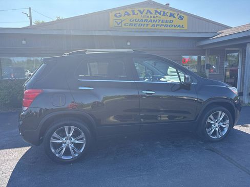 Used 2020 Chevrolet Trax LT w/ Sun & Sound Package AWD/4WD image 4