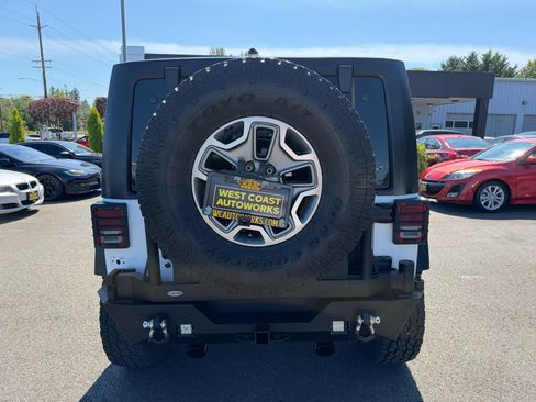 Used 2017 Jeep Wrangler Unlimited Rubicon w/ Connectivity Group AWD/4WD image 13