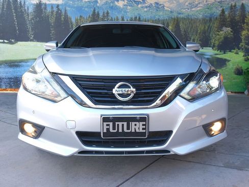 Used 2016 Nissan Altima 3.5 SL w/ 3.5 Technology Package image 2