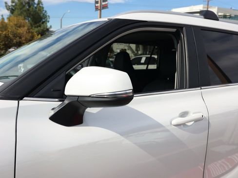 Used 2024 Toyota Highlander XLE image 12