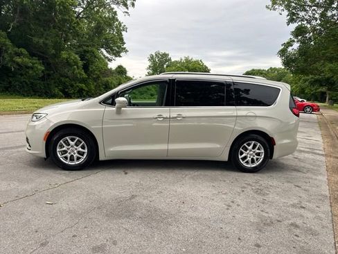 Used 2021 Chrysler Pacifica Touring-L FWD image 4