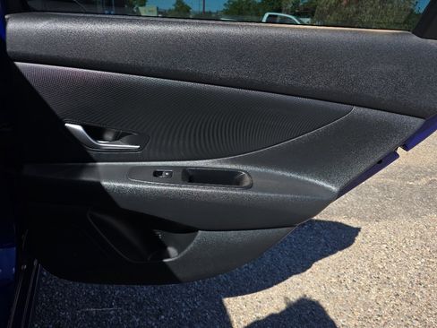 Used 2023 Hyundai Elantra SE image 25