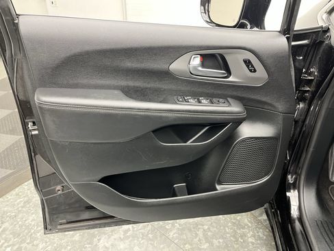 Used 2025 Chrysler Pacifica Select FWD image 7