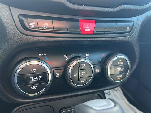 Used 2015 Jeep Renegade Latitude w/ Popular Equipment Group image 28