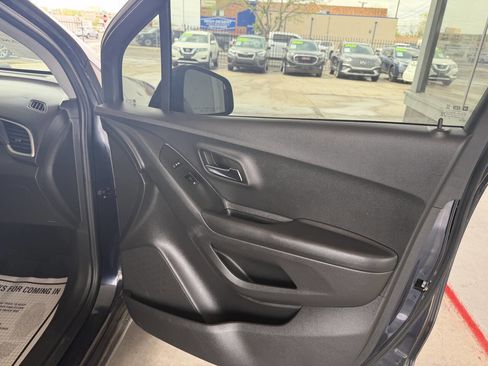 Used 2022 Chevrolet Trax LT w/ LT Convenience Package AWD/4WD image 9